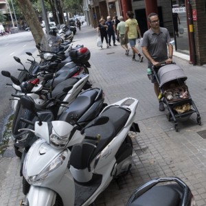 motos-vorera-mal-aparcades-carrer-berlin_1_630x630